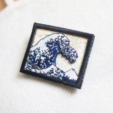 [刺繍ブローチ] 葛飾北斎「北斎浪裏」 | 丸眞オンラインショップ