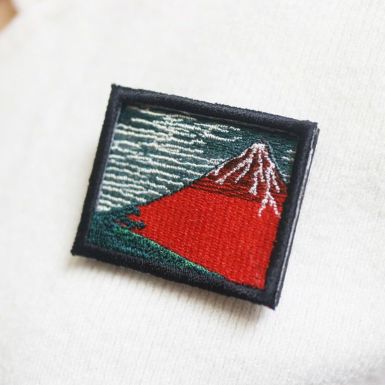 刺繍ブローチ] 葛飾北斎「北斎赤富士」 | 丸眞オンラインショップ