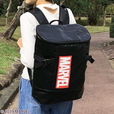 リュックサック] MARVEL ポイントレッドロゴ | 丸眞オンラインショップ